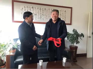 敦煌種業(yè)領(lǐng)導(dǎo)看望慰問公司老干部、老黨員及困難黨員職工