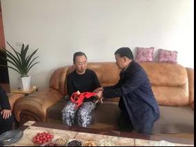 敦煌種業(yè)領(lǐng)導(dǎo)看望慰問公司老干部、老黨員及困難黨員職工