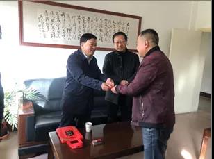 敦煌種業(yè)領(lǐng)導(dǎo)看望慰問公司老干部、老黨員及困難黨員職工